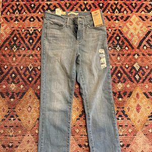 NWT Levi's 314 Shaping Straight Jeans - Size 28 (Size 6) - Short (W 28 / L 30)